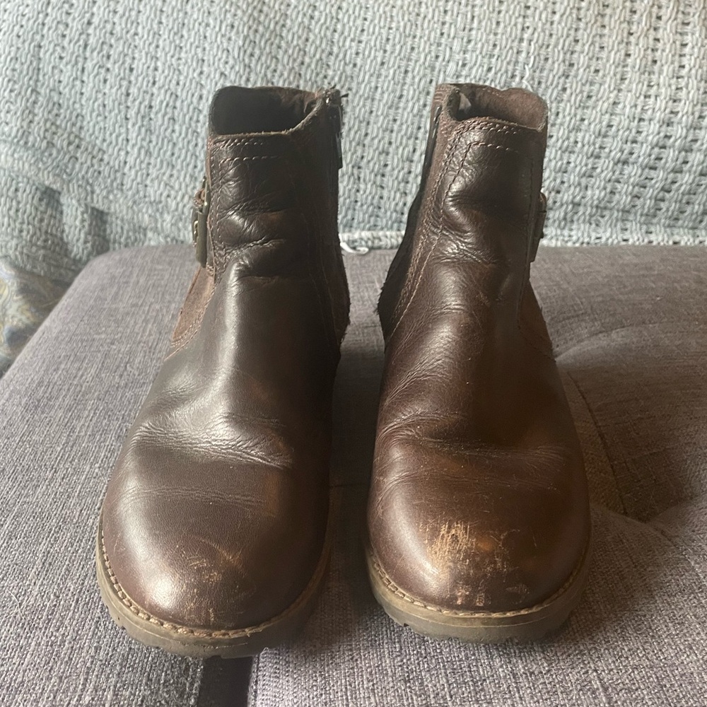 Timberland size 7.5 brown ankle bootie with zipper